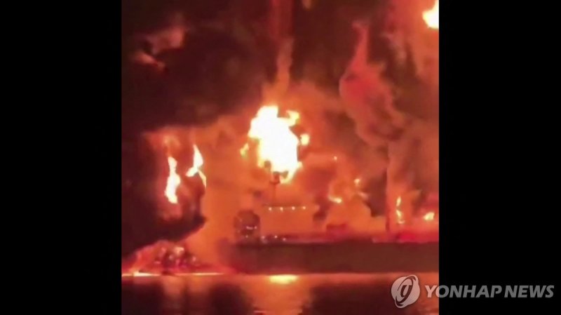 이라크 해안에서 불에 타고 있는 유조선 (출처=연합뉴스)