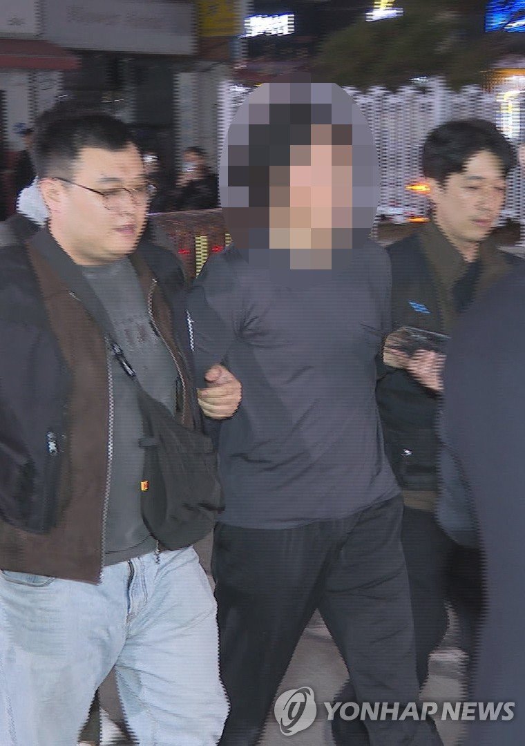 경찰서로 압송되는 항공사 기장 살해 피의자 (출처=연합뉴스)