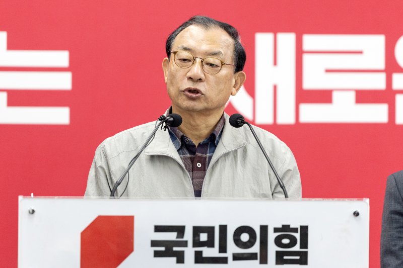 이정현 국민의힘 공천관리위원장이 지난 16일 서울 여의도 중앙당사에서 김영환 충북도지사 컷오프(공천배제) 관련 브리핑을 하고 있다. 2026.3.16 ⓒ 뉴스1 이승배 기자