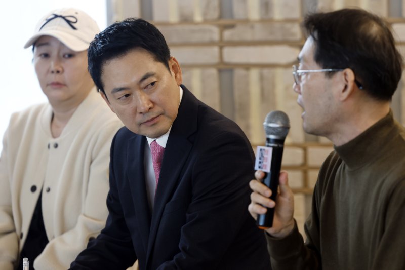 장동혁 국민의힘 대표가 17일 오후 서울시 마포구 마포대로 채그로에서 열린 맘(Mom)편한특별위원회 저출생영유아보육분과위원회 1차 현장 간담회에서 참석자 발언을 경청하고 있다. 2026.3.17 ⓒ 뉴스1 박정호 기자