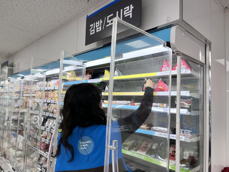 계산하랴 입고 확인하랴… 즉석식품 조리까지 "바쁘다 바빠"[잡(JOB)스러운 기자들]