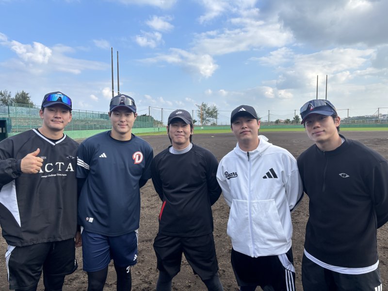 두산 박찬호(가운데)가 후배들과 함께 일본 오키나와에 미니 훈련 캠프를 차렸다. 두산 베어스 제공