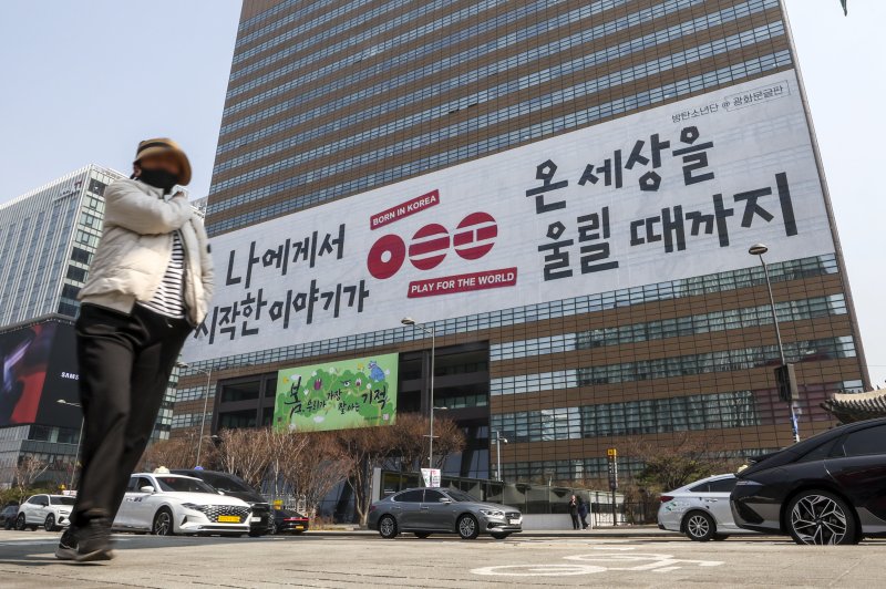 [서울=뉴시스] 정병혁 기자 = 17일 서울 종로구 교보생명 외벽 광화문글판에 '나에게서 시작한 이야기가 온 세상을 울릴 때까지'라고 적힌 랩핑이 설치되어 있다. 교보생명은 오는 토요일 방탄소년단 컴백 공연을 앞두고 빅히트 뮤직과 협업해 서울 종로구 본사 사옥 외벽에 시민들의 도전과 노력을 응원하는 초대형 래핑을 선보인다. 2026.03.17. jhope@newsis.com