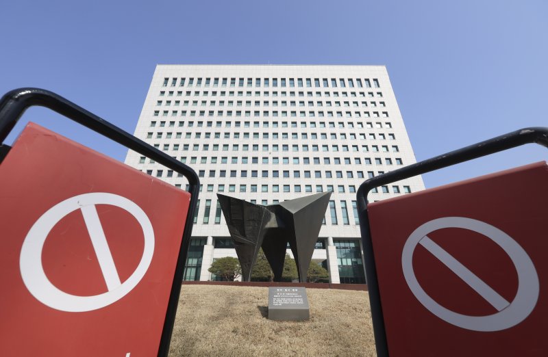 [서울=뉴시스] 김근수 기자 = 17일 오후 서울 서초구 대검찰청 청사 모습이 보이고 있다.더불어민주당은 검찰개혁 후속 법안인 중대범죄수사청(중수청)·공소청 설치법의 정부 입법 예고안을 두고 협의 끝에 도출한 법안을 오는 19일 본회의에서 처리할 예정이다. 정청래 대표는 이날 오전 국회에서 긴급 기자회견을 열고 "당·정·청(민주당·정부·청와대)이 조율을 통해 하나 된 협의안을 도출했다”고 밝혔다. 2026.03.17. ks@newsis.com