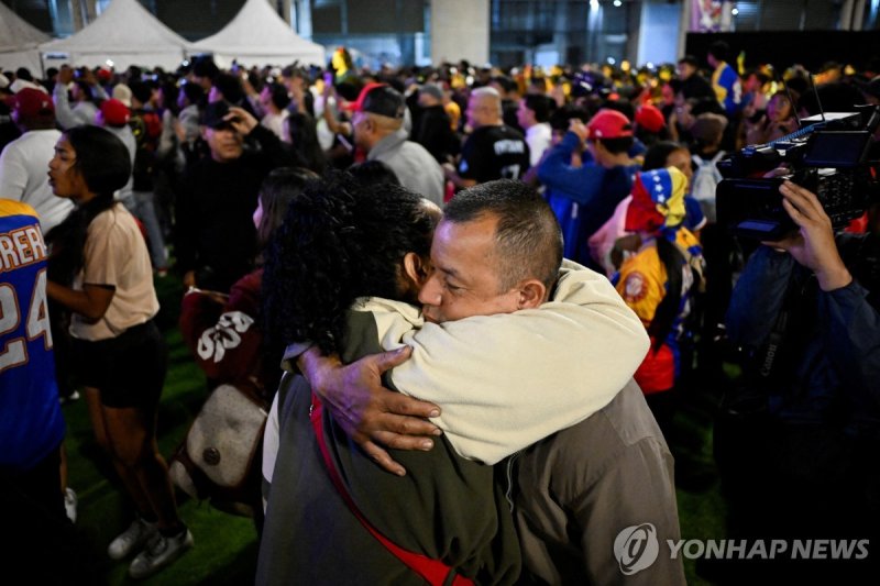 기쁨 나누는 베네수엘라 국민들 (출처=연합뉴스)