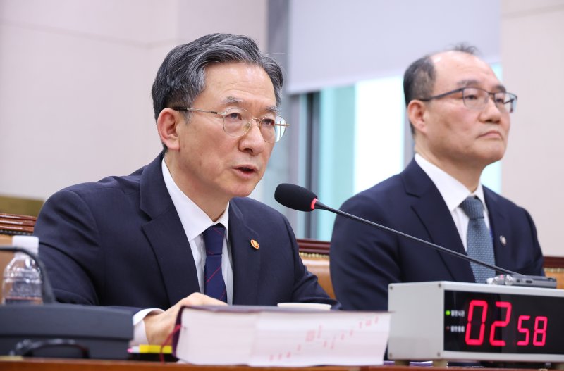 정성호 법무부 장관이 18일 서울 여의도 국회에서 열린 법제사법위원회 전체회의에서 의원 질의에 답변하고 있다. 2026.3.18 ⓒ 뉴스1 신웅수 기자