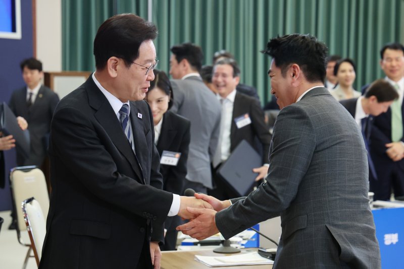 [서울=뉴시스] 고범준 기자 = 이재명 대통령이 18일 청와대에서 열린 자본시장 안정과 정상화 간담회에서 방송인 장동민과 악수하고 있다. (청와대통신사진기자단) 2026.03.18. bjko@newsis.com