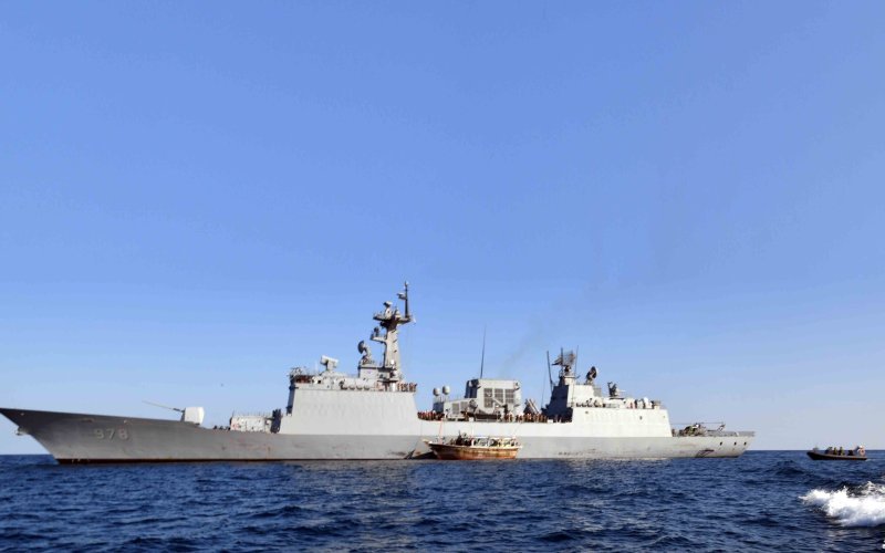 [서울=뉴시스] 추상철 기자 = 청해부대(31진 왕건함) 대원들이 2020년 2월 1일 (한국시간) 오만 무스카트항 동남방 240NM(445km), 두쿰항 동방 80NM(148km) 해상에서 표류 중이던 이란 국적의 선박 ‘ALSOHAIL호’를 발견해 구조활동을 하고 있다.(사진=합동참모본부 제공) 2020.02.02. photo@newsis.com