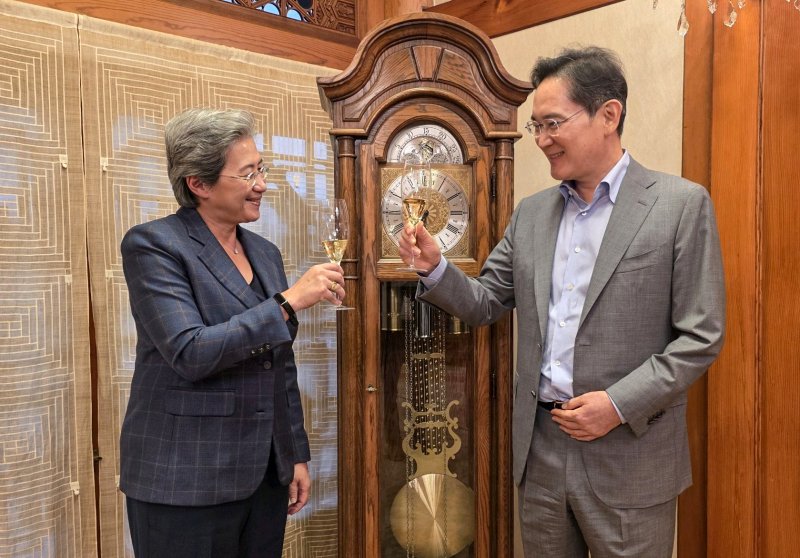 이재용 삼성전자 회장과 리사 수 AMD 최고경영자(CEO)가 18일 서울 이태원 승지원에서 술잔을 들고 기념촬영하고 있다. 삼성전자 제공