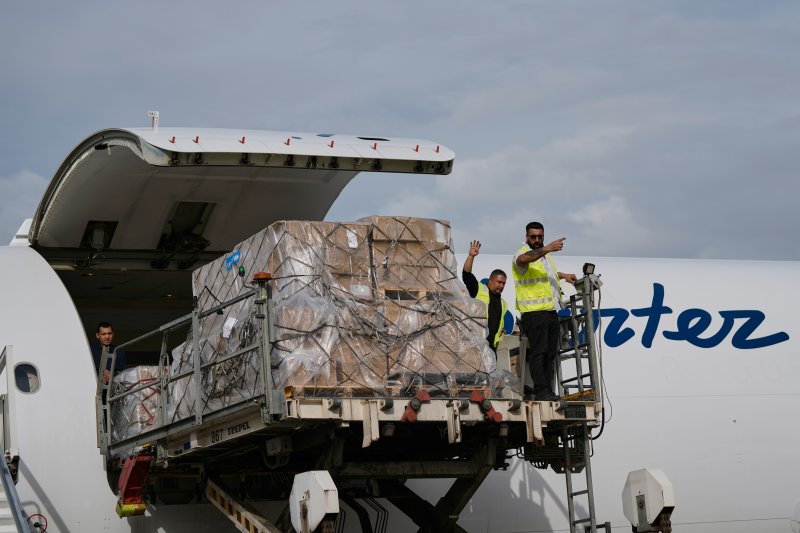 18일(현지 시간) 레바논 베이루트 라피크 하리리 국제공항에서 작업자들이 유니세프와 세계보건기구(WHO)가 보낸 의료 지원 물품을 하역하고 있다. AP뉴시스