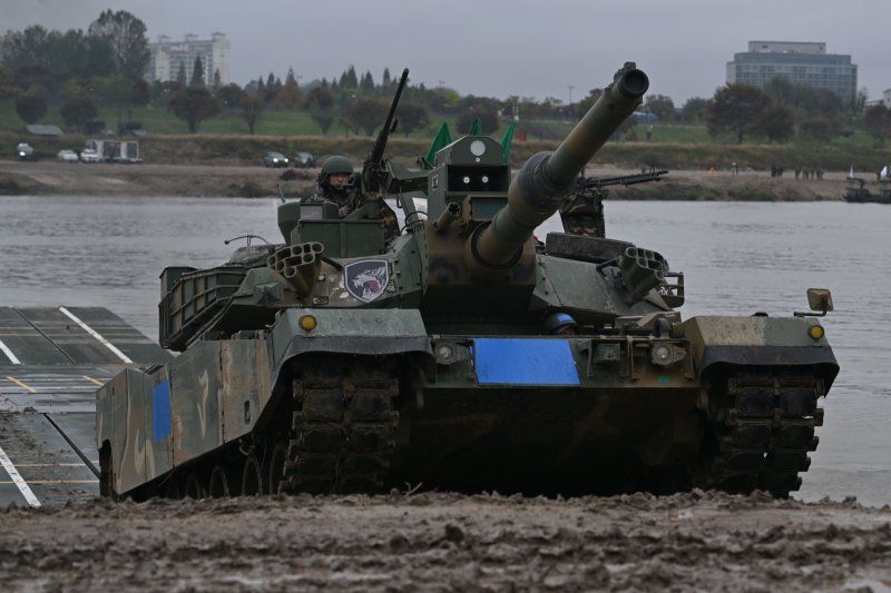 지난 2023년 10월 22일 경기 여주시 남한강 일대에서 실시된 한미 연합 제병협동 도하훈련에서 K1A2전차가 한국형 자주도하장비 ‘수룡’(KM3)을 통해 문교 도하 작전을 수행하고 있다(자료사진). 공동취재단