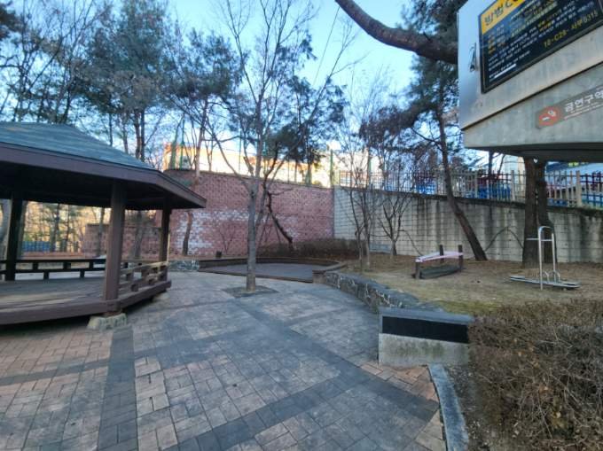 [용인=뉴시스] 마북초 후문 앞 쉼터 모습.(사진=용인시 제공) 2026,03.19.photo@newsis.com *재판매 및 DB 금지