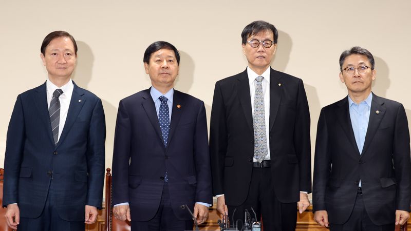19일 오전 서울 중구 은행회관에서 열린 확대거시경제금융회의에서 이찬진(왼쪽부터) 금융감독원장과 구윤철 경제부총리, 이창용 한국은행 총재, 권대영 금융위원회 부위원장이 참석해 기념촬영을 하고 있다. 사진=서동일 기자
