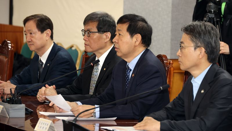 구윤철 경제부총리가 19일 오전 서울 중구 은행회관에서 열린 확대거시경제금융회의에서 모두발언을 하고 있다. 왼쪽부터 이찬진 금융감독원장, 이창용 한국은행 총재, 구윤철 경제부총리, 권대영 금융위원회 부위원장. 사진=서동일 기자