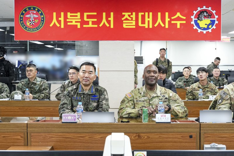 진영승 합동참모본부 의장과 제이비어 브런슨 한미연합군사령관이 12일 해병 6여단에서 대비 태세를 보고 받고 있다. 합동참모본부 제공