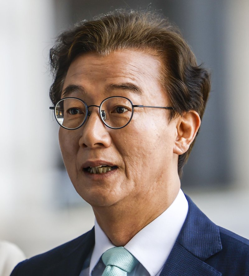 [서울=뉴시스] 정병혁 기자 = 통일교 금품 수수 의혹을 받는 전재수 더불어민주당 의원이 19일 서울 서초구 정교유착 의혹을 수사하는 합동수사본부에 피의자 신분 조사를 받기 위해 출석하고 있다. 2026.03.19. jhope@newsis.com