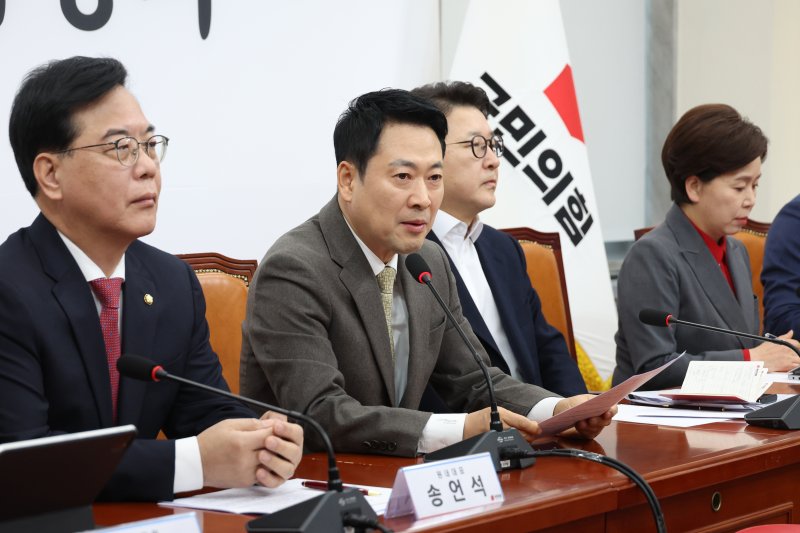 [서울=뉴시스] 고승민 기자 = 장동혁 국민의힘 대표가 19일 서울 여의도 국회에서 열린 최고위원회의에서 발언하고 있다. 2026.03.19. kkssmm99@newsis.com