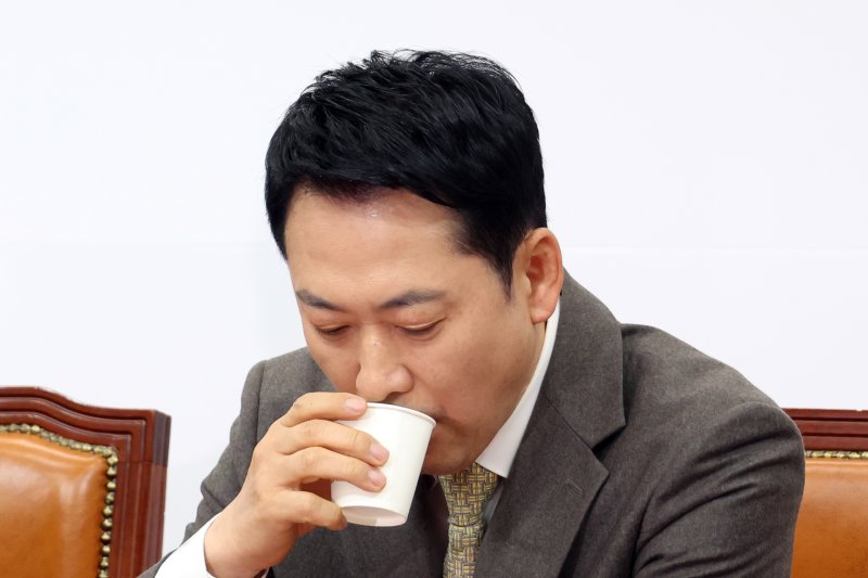 [서울=뉴시스] 고승민 기자 = 장동혁 국민의힘 대표가 19일 서울 여의도 국회에서 열린 최고위원회의에서 물을 마시고 있다. 2026.03.19. kkssmm99@newsis.com