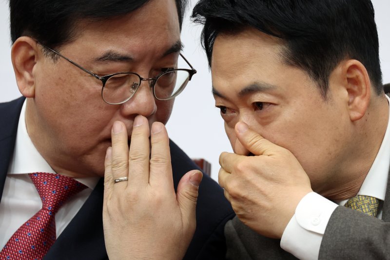 [서울=뉴시스] 고승민 기자 = 국민의힘 장동혁 대표와 송언석 원내대표가 19일 서울 여의도 국회에서 열린 최고위원회의에서 대화하고 있다. 2026.03.19. kkssmm99@newsis.com