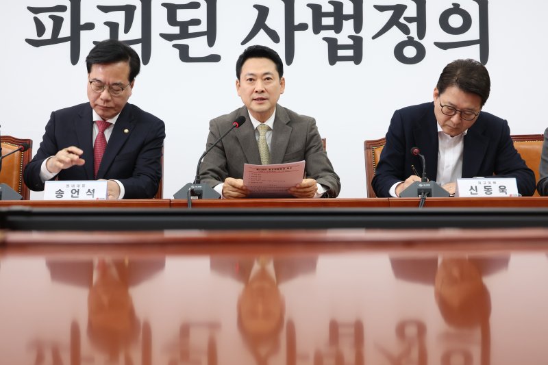 [서울=뉴시스] 고승민 기자 = 장동혁 국민의힘 대표가 19일 서울 여의도 국회에서 열린 최고위원회의에서 발언하고 있다. 2026.03.19. kkssmm99@newsis.com