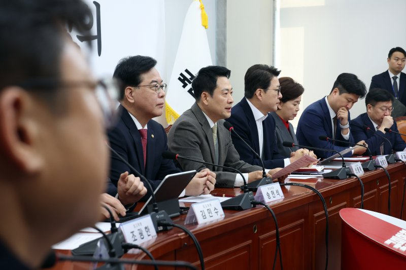 [서울=뉴시스] 고승민 기자 = 장동혁 국민의힘 대표가 19일 서울 여의도 국회에서 열린 최고위원회의에서 발언하고 있다. 2026.03.19. kkssmm99@newsis.com