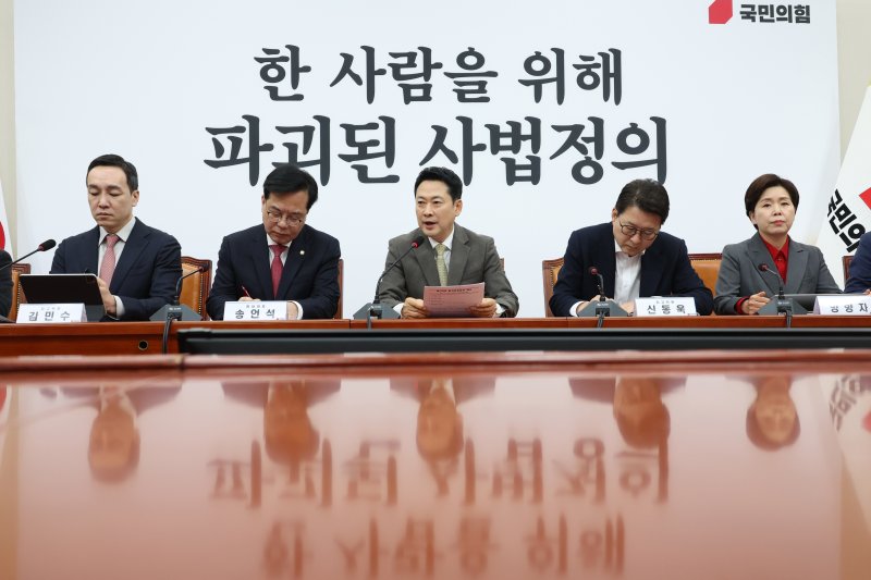 [서울=뉴시스] 고승민 기자 = 장동혁 국민의힘 대표가 19일 서울 여의도 국회에서 열린 최고위원회의에서 발언하고 있다. 2026.03.19. kkssmm99@newsis.com