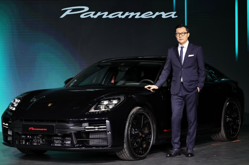 19일 서울 광진구 파이팩토리에서 열린 포르쉐코리아 2026 신년 기자간담회에 앞서 조남현 포르쉐코리아 전무가 파나메라 레드 익스클루시브와 함께 포즈를 취하고 있다. 연합뉴스.