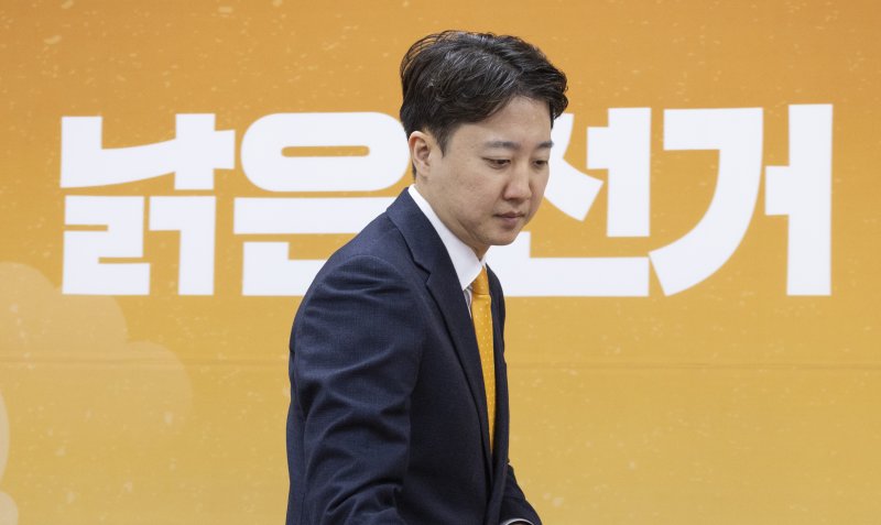 개혁신당 이준석 대표가 19일 국회에서 열린 최고위원회의에 입장하고 있다. 연합뉴스