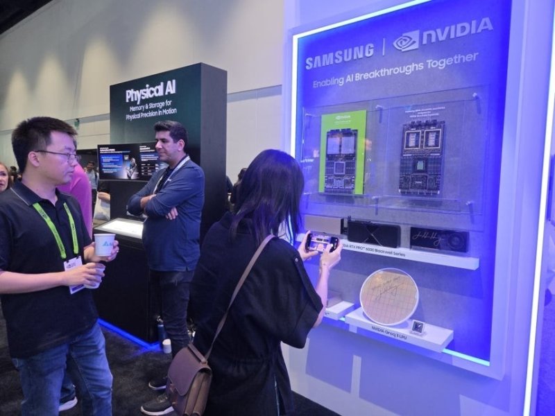 삼성 파운드리 '그록' 칩 촬영하는 GTC 관객 (출처=연합뉴스)