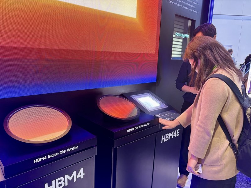 삼성전자 'HBM4E' 시제품 살펴보는 GTC 관객 (출처=연합뉴스)