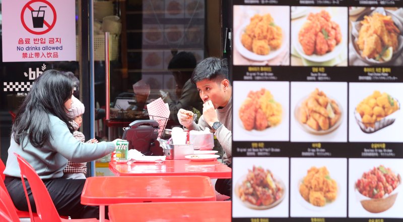 [서울=뉴시스] 김혜진 기자 = 15일 서울 시내 한 치킨전문점 앞에 메뉴판이 붙어 있다. 2025.12.15. jini@newsis.com