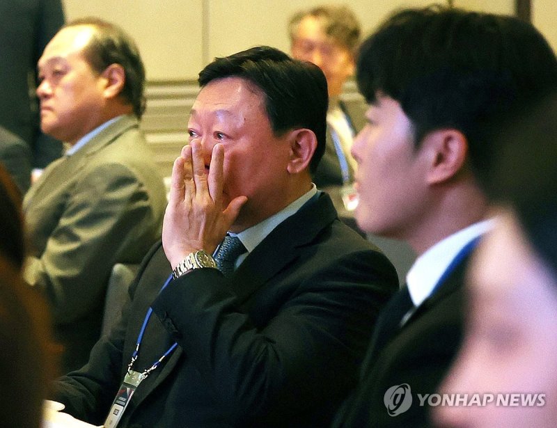 특별영상 보는 신동빈 회장 (출처=연합뉴스)