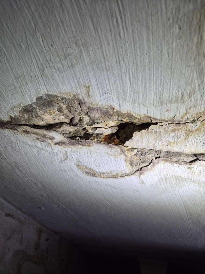 균열을 따라 콘크리트가 벌어진 모습. 사진=김예지 기자