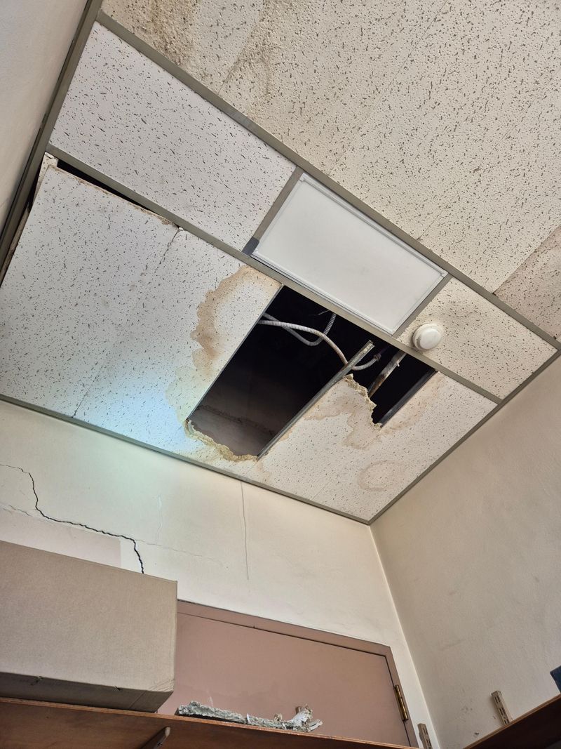 천장 콘크리트가 무너져 내부 배선이 다 드러난 본관 5층 강당. 사진=김예지 기자