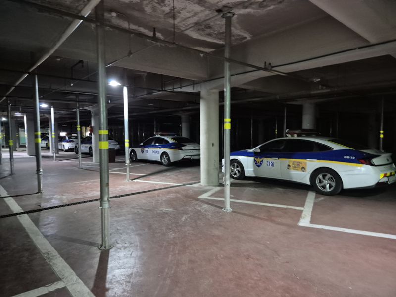 잭서포트(지지대)가 천장을 받치고 있어 폐차 예정 차량만 남아 있는 지하주차장 전경. 사진=김예지 기자