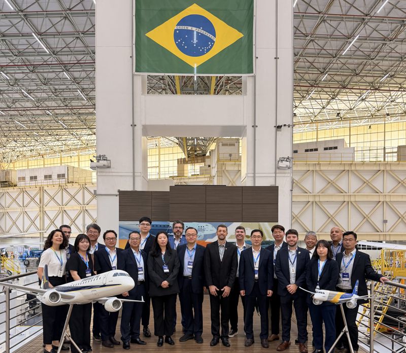 우주항공청 민관사절단이 브라질 상파울루주에 위치한 엠브라에르(Embraer) 본사 및 생산시설을 방문한 뒤 기념촬영을 하고 있다. 우주항공청 제공