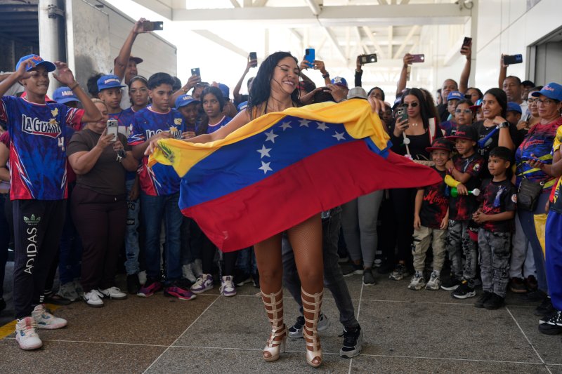 18일(현지 시간) 베네수엘라 마이케티아의 시몬 볼리바르 국제공항에서 시민들이 2026 월드베이스볼클래식(WBC) 우승컵이 도착하기를 기다리며 춤추고 있다. 뉴시스