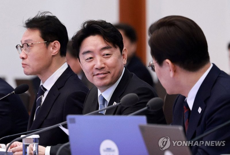 이재명 대통령의 격려 발언 듣는 강훈식 비서실장 (출처=연합뉴스)