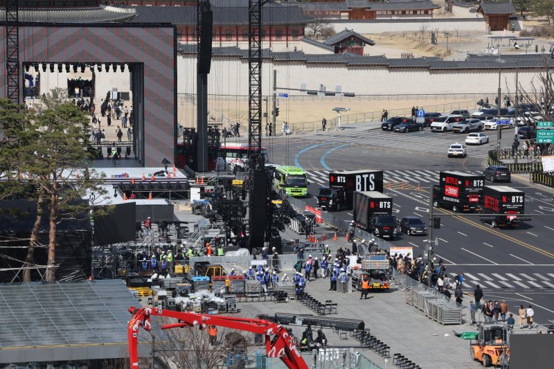 그룹 방탄소년단(BTS)의 광화문 공연을 앞둔 19일 서울 광화문광장에서 공연 준비작업이 이뤄지고 있다./사진=연합뉴스