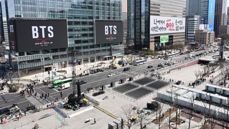 방탄소년단(BTS) 완전체 컴백 공연이 이틀 앞으로 다가온 19일 서울 광화문광장 인근 빌딩 전광판에 컴백 공연을 알리는 광고가 표출되고 있다. /사진=뉴스1