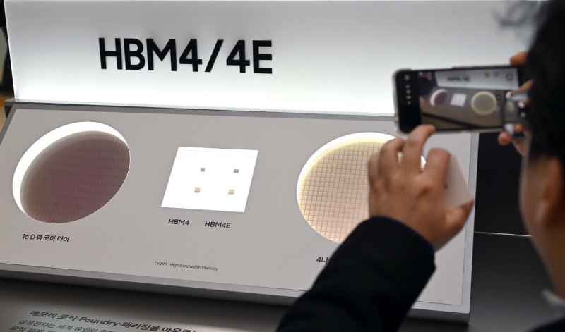 지난 18일 경기 수원시 영통구 수원컨벤션센터에서 열린 '제57기 삼성전자 정기주주총회'에서 주주들이 HBM4, HBM4E 메모리를 보고 있다. 뉴시스