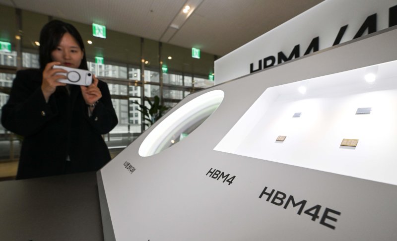 [수원=뉴시스] 김종택 기자 = 18일 경기 수원시 영통구 수원컨벤션센터에서 열린 '제57기 삼성전자 정기주주총회'에서 주주들이 HBM4, HBM4E 메모리를 보고 있다. (공동취재) 2026.03.18. photo@newsis.com