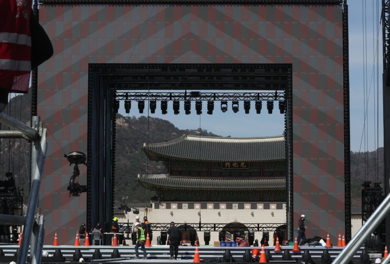 방탄소년단(BTS) 공연을 이틀 앞둔 19일 서울 종로구 광화문 광장에서 관계자들이 무대 설치를 하고 있다. 연합뉴스 공동취재