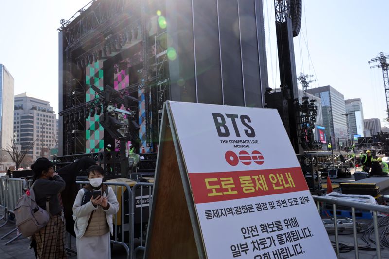 그룹 방탄소년단(BTS)의 광화문 공연을 앞둔 19일 서울 광화문광장에서 공연 준비작업이 이뤄지고 있다. 사진=박범준 기자