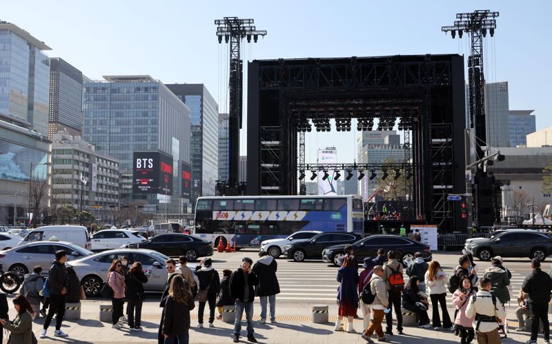"BTS때문에 날벼락"…하객들, 경찰버스 타고 결혼식장 간다