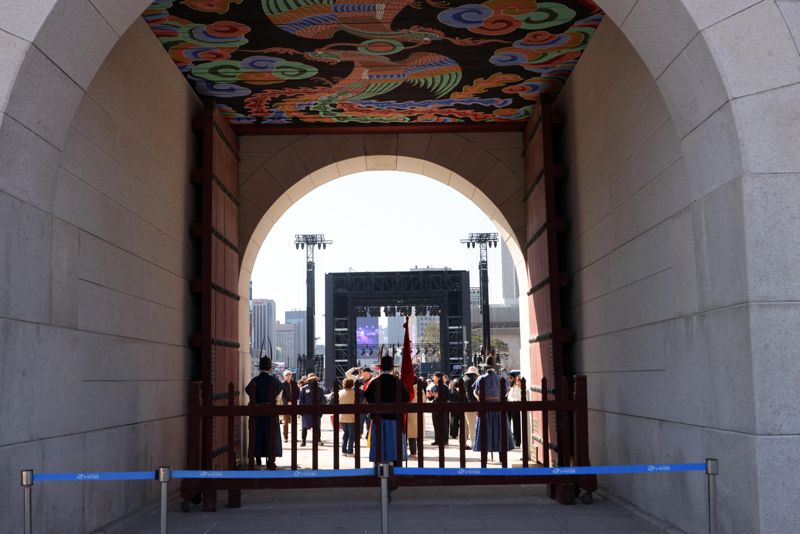 그룹 방탄소년단(BTS)의 광화문 공연을 앞둔 19일 경복궁에서 바라본 무대의 모습. 사진=박범준 기자