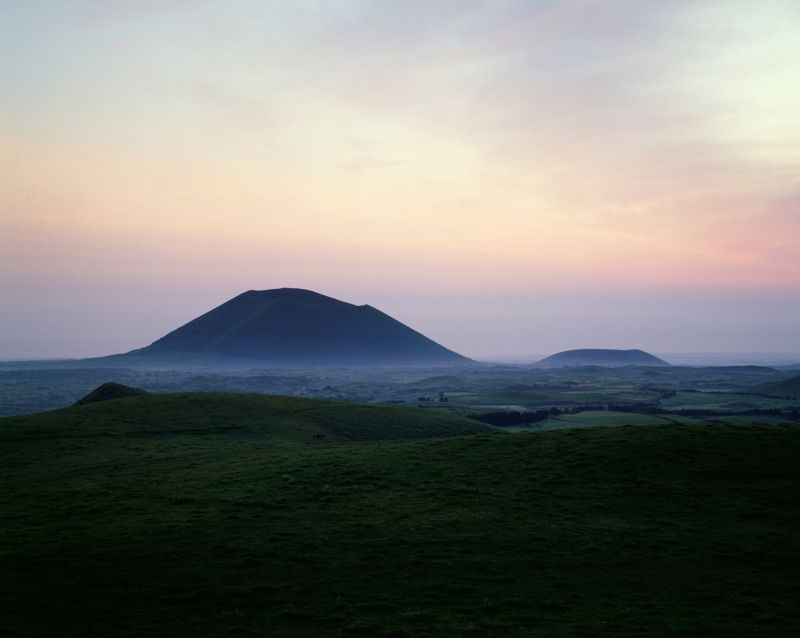 제주 동부 오름 군락 전경. 오름 형성 시기 연구는 제주 화산활동의 시공간적 변화 양상을 복원하는 핵심 기초자료로 활용된다. 사진은 제주돌문화공원 오백장군갤러리 기획전 ‘바람의 노래를 들어라’에 출품된 강태길 작가의 아카이브 작품. /사진=제주돌문화공원 제공