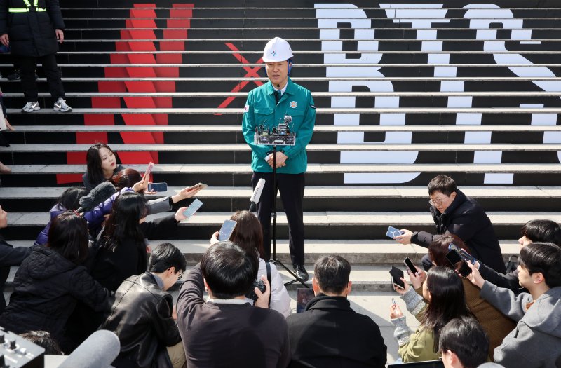 "BTS무대가 사무실 창밖에 보여"..청사직원들 직관 기대감 폭발