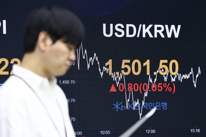 [서울=뉴시스] 김명년 기자 = 19일 오후 서울 여의도 KB국민은행 스마트딜링룸에서 딜러들이 업무를 보고 있다. 코스피는 전 거래일(5925.03)보다 161.81포인트(2.73%) 하락한 5763.22에 마감했다. 코스닥 지수는 전 거래일(1164.38)보다 20.90포인트(1.79%) 내린 1143.48에 거래를 마쳤다. 원·달러 환율은 전 거래일(1483.1원)보다 17.9원 오른 1501.0원에 주간 거래를 마감했다. 2026.03.19. kmn@newsis.com