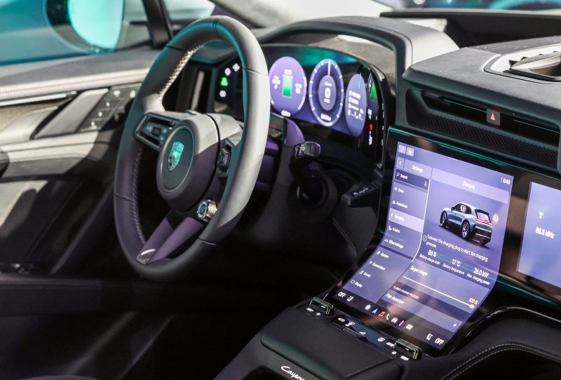 19일 오전 서울 광진구 PIE Factory에서 열리는 2026 포르쉐코리아 신년 기자 간담회에서 국내 최초로 공개되는 ‘카이엔 일렉트릭’이 전시되어 있다. 2026.3.19 ⓒ 뉴스1 김진환 기자